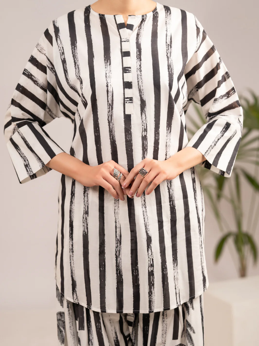 Black & White Lawn 2Pc Stitched - AL-2PS-LKS-1111 - Image 2