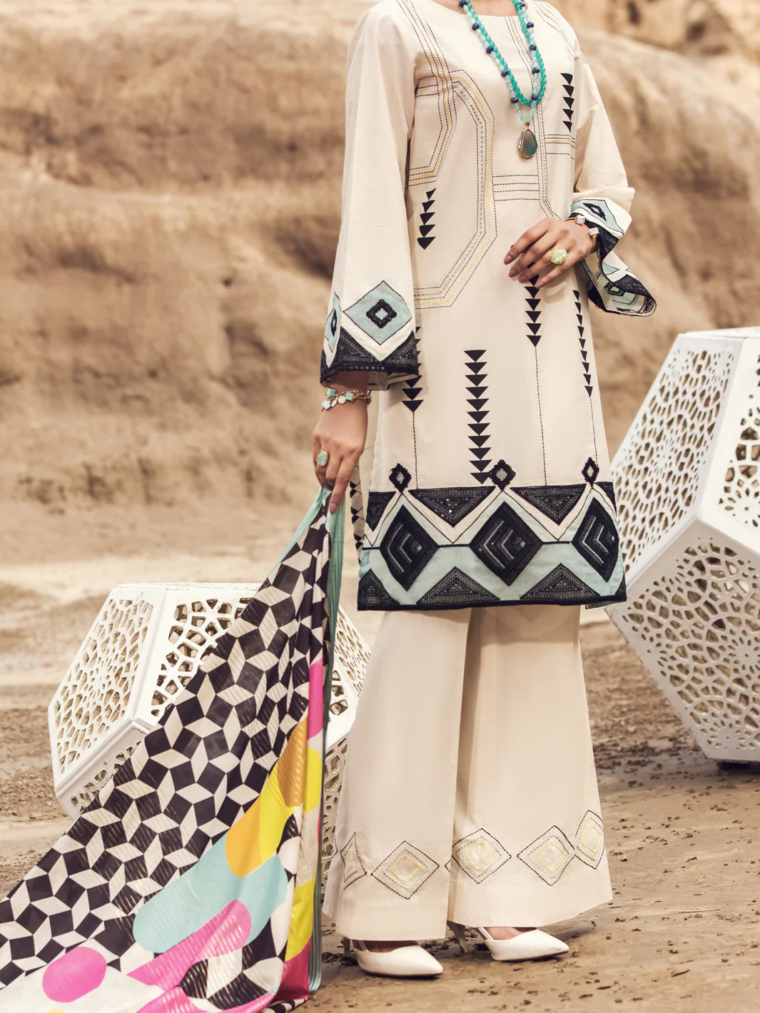 Off White Karandi 3 Piece Unstitched - AWP-3PS-353 - Image 4